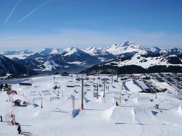 Location pour le ski avec des enfants dans un snowpark en montagne : Sensations garanties