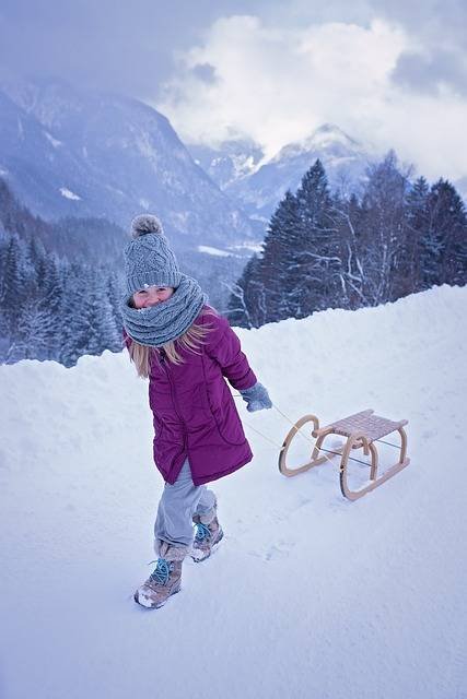 Location pour le ski avec des enfants faisant de la luge en montagne : Amusement enneigé