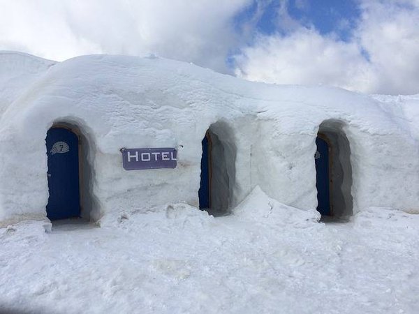 Location pour le ski avec des enfants dormant dans un igloo en montagne : Nuit insolite en famille