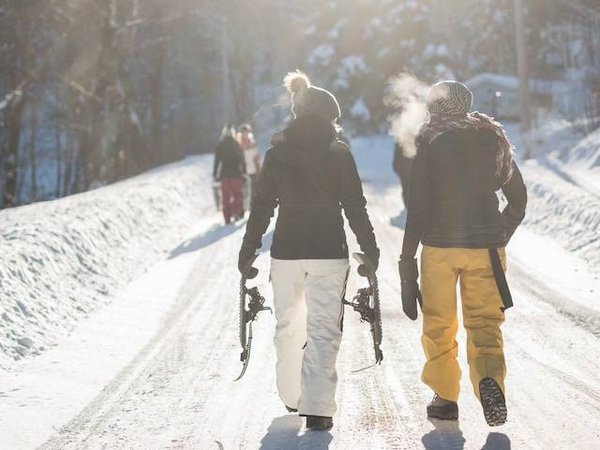 Balade de ski en amoureux : Découvrez les paysages enneigés main dans la main