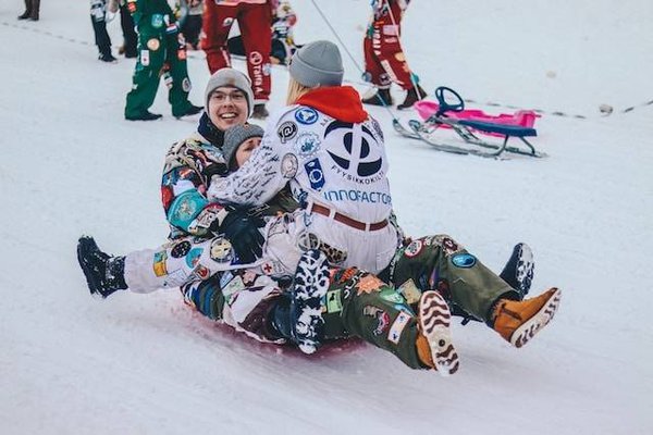Luge pendant le séjour de ski en amoureux : Amusement et complicité sur la neige