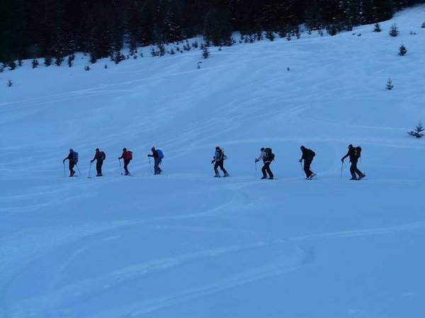 Activités de ski en groupe : Plaisir et convivialité sur les pistes