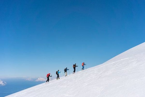 Randonnée de ski en groupe : Dévalez les pentes en groupe